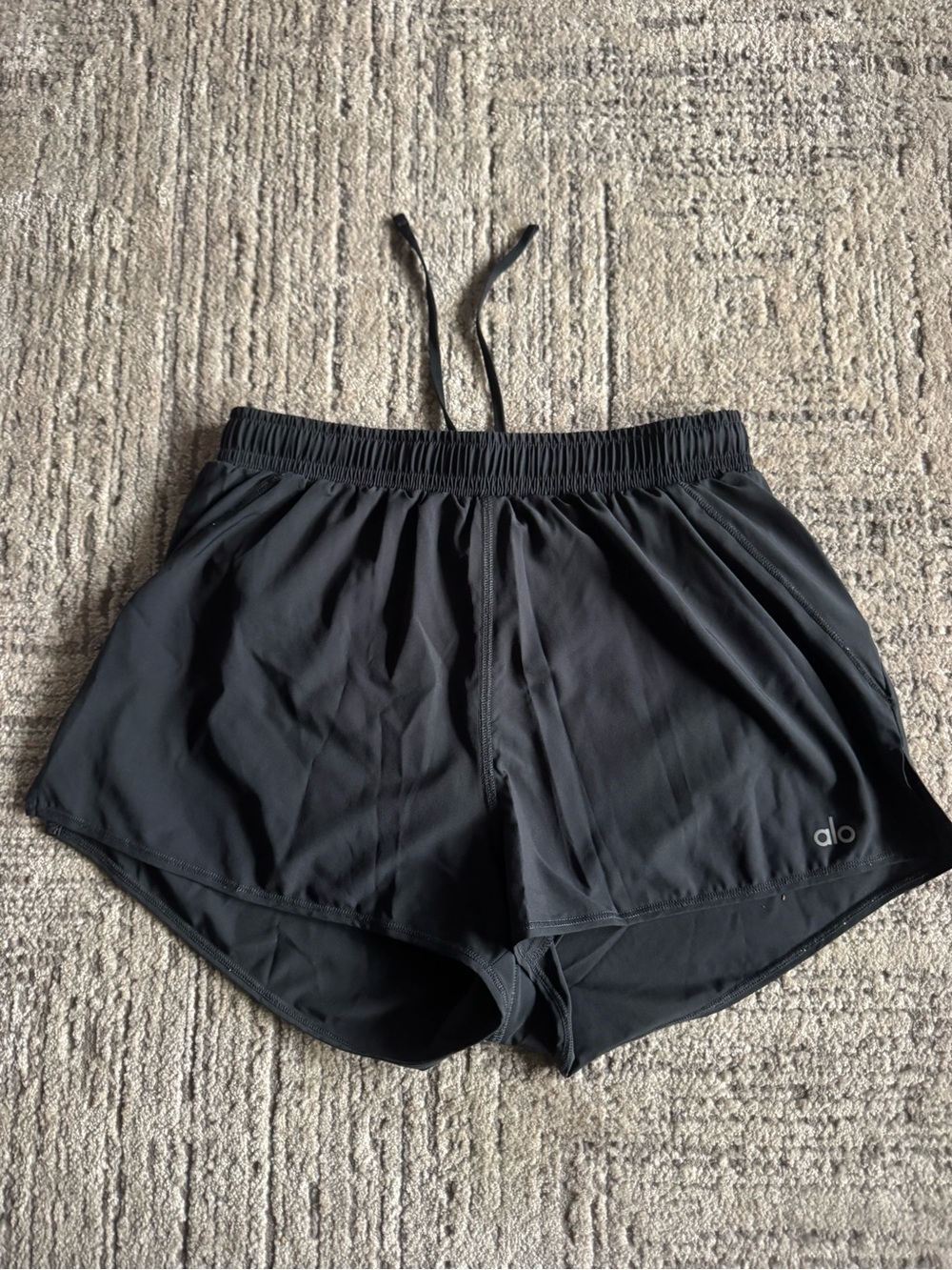 Alo yoga stride shorts in anthracite